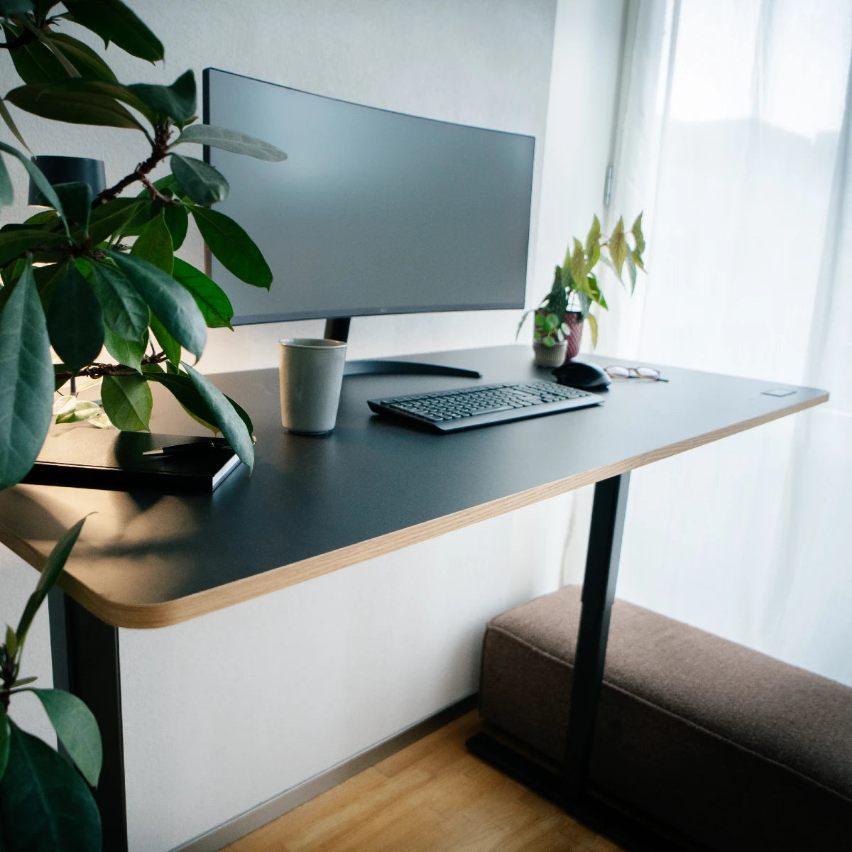 Höhenverstellbarer Schreibtisch, Nanuk Woodline Kollektion – SIMPLON DESK, Eiche Echtholz schwarz